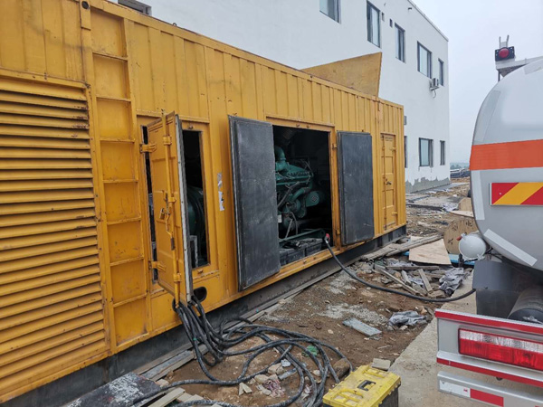 德保如何在发电机出租合同中约定设备的维修和保养责任？