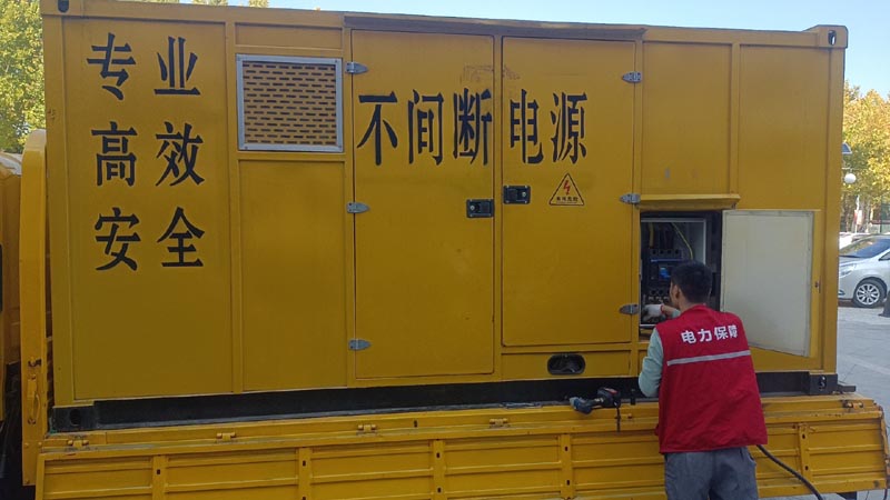 德保柴油发电机组和UPS电源配合使用时，如何避免切换过程中的电力中断？